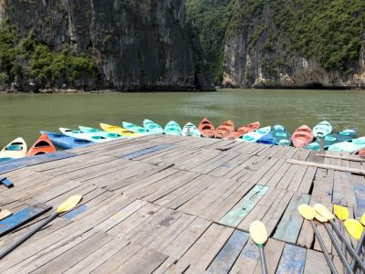 Colorful-kayaks-on-the-sea